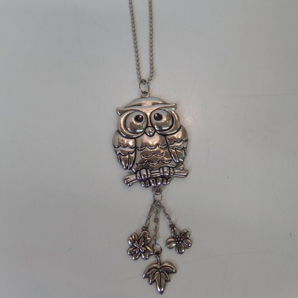 Unbranded Decorative Silvertone Owl Trinket on Beaded Chain Total Length 7"